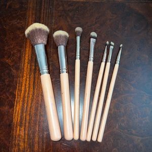 Make up brushes (7) in pink and rose gold.